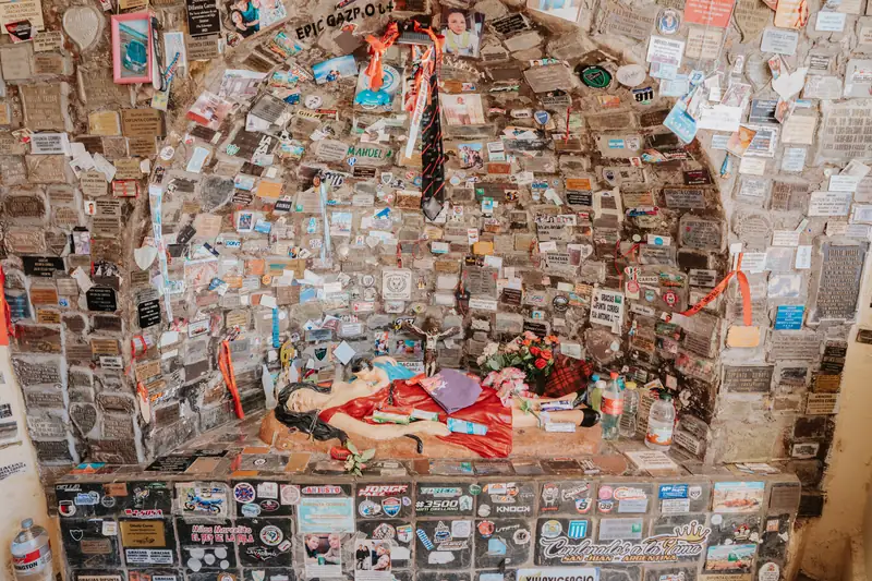 La imagen de la Difunta Correa con su hijo, rodeada de placas de agradecimiento — 4 de 11